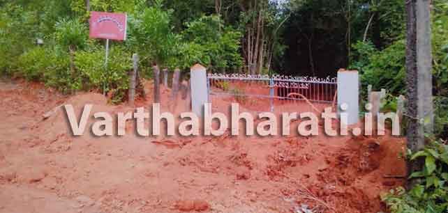 ದೇವಾಲಯದ ಸಂಪರ್ಕ ರಸ್ತೆಗೆ ತಡೆ: ತೆರವಿಗೆ ಸಾರ್ವಜನಿಕರಿಂದ ಮನವಿ