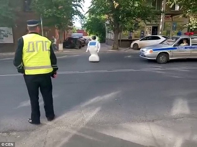 ಮಾನವರಿಂದ ತಪ್ಪಿಸಿಕೊಂಡು ರಸ್ತೆಗಿಳಿದ ರೋಬಟ್!