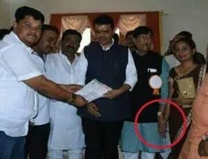 ಸಾರ್ವಜನಿಕ ಕಾರ್ಯಕ್ರಮದಲ್ಲಿ ಅಪರಿಚಿತ ಮಹಿಳೆಯ ಕೈ ಹಿಡಿದ ಮಹಾರಾಷ್ಟ್ರ ಸಚಿವ