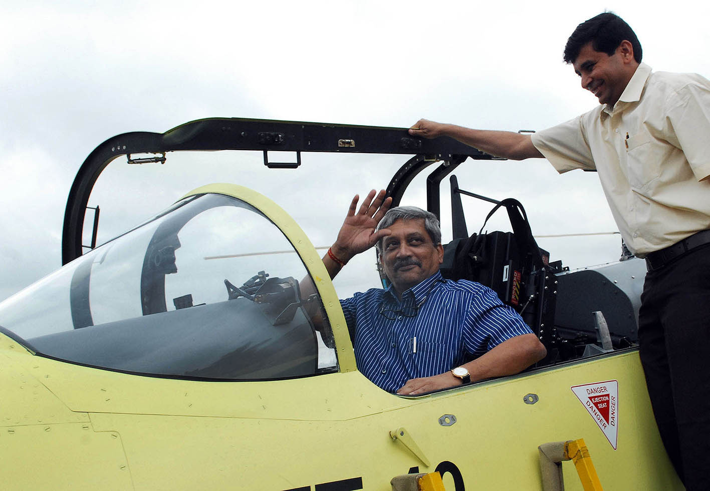 ವಾಯುಸೇನಾ ಯೋಧರ ತರಬೇತಿಗೆ ನೂತನ ವಿಮಾನ: ರಕ್ಷಣಾ ಸಚಿವ ಪಾರಿಕ್ಕರ್‌ರಿಂದ ಲೋಕಾರ್ಪಣೆ