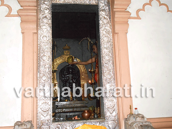 ಮೂಡುಬಿದಿರೆ: ಮಳೆಗಾಗಿ ಕೋಟೆಬಾಗಿಲು ವೀರಮಾರುತಿಗೆ ಸೀಯಾಳಾಭಿಷೇಕ