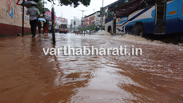 ನಗರದ ಜ್ಯೋತಿ ಟಾಕೀಸ್ ಎದುರು ಕೃತಕ ನೆರೆ ...