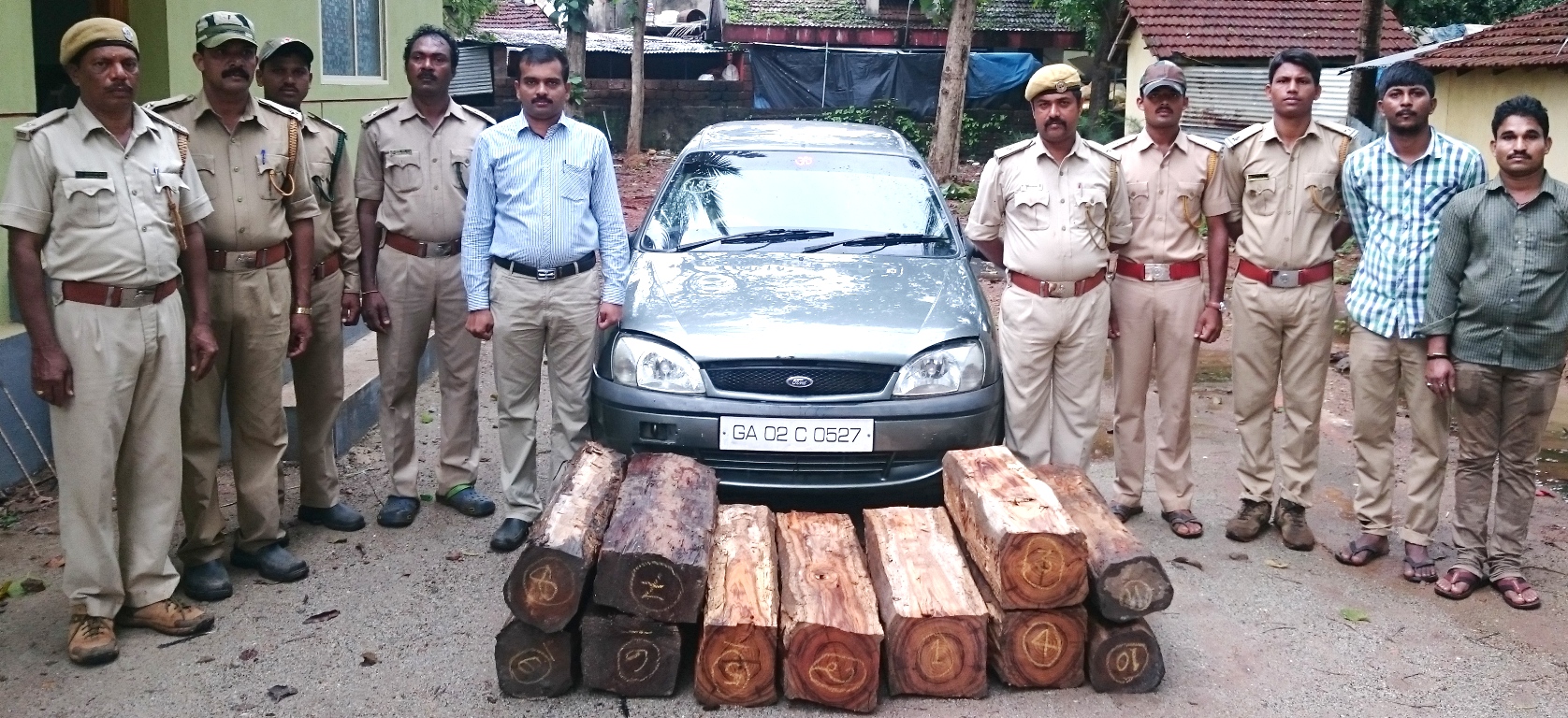 ಕಾರು, ಅಕ್ರಮ ಸಾಗುವಾನಿ ದಿಮ್ಮಿಗಳು ವಶಕ್ಕೆ