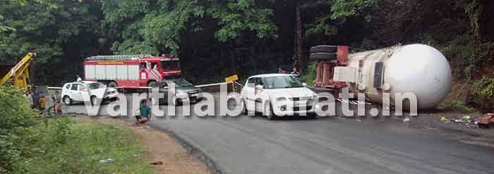 ಶಿರಾಡಿ: ಗ್ಯಾಸ್ ಟ್ಯಾಂಕರ್ ಪಲ್ಟಿ