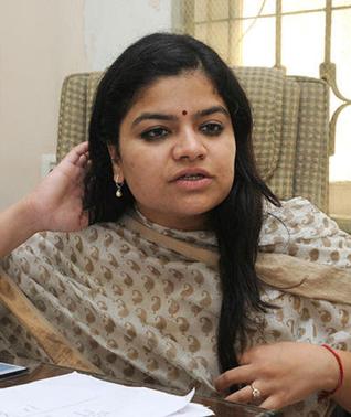 ವಿಮಾನ ನಿಲ್ದಾಣಕ್ಕೆ ತಲುಪಲು ವಿಶೇಷ ರೈಲಿನಲ್ಲಿ ಹೋದರು ಬಿಜೆಪಿ ಸಂಸದೆ ಪೂನಮ್ ಮಹಾಜನ್ !