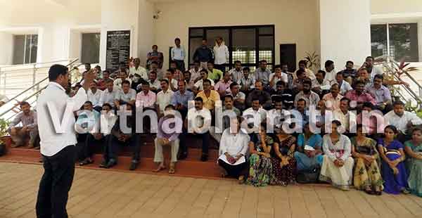 ಪುತ್ತೂರು: ಮಿನಿ ವಿಧಾನ ಸೌಧದ ಮುಂದೆ ಸರಕಾರಿ ನೌಕರರ ಮುಷ್ಕರ