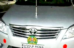 ಸಿಎಂ ಕಾರಿನ ಮೇಲೆ ಕಾಗೆ ಮರಿಯ ಧರಣಿ..!