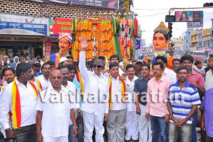 ಹಾಸನ: ವಾಟಾಳ್ ನಾಗರಾಜ್‌ರಿಂದ ವಿಭಿನ್ನ ಪ್ರಚಾರ