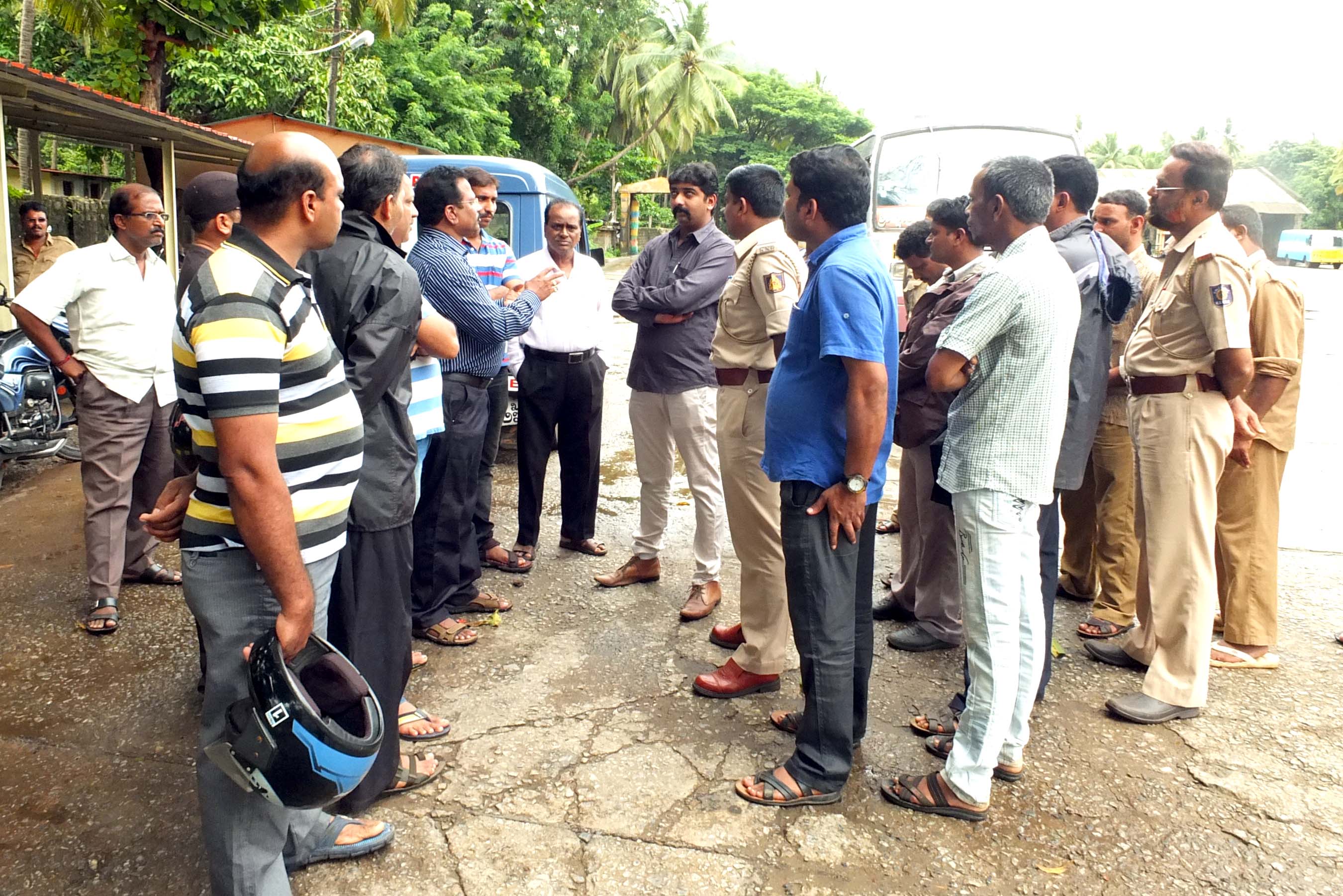 ಬಸ್ ಸಮಸ್ಯೆ ಬಗೆಹರಿಸುವಂತೆ ಆಗ್ರಹಿಸಿ ಧರಣಿ