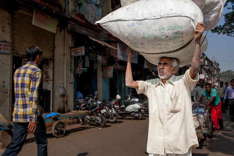 ಹಮಾಲರ ಹುದ್ದೆಗೆ ಅರ್ಜಿ ಸಲ್ಲಿಸಿದ Mphil ಪದವೀಧರರು !
