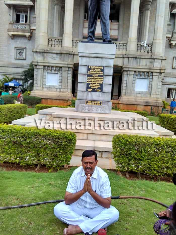 ಕೆಂಗಲ್ ಹನುಮಂತಯ್ಯರ ಪ್ರತಿಮೆ ಮುಂದೆ ಧರಣಿ ಕೂತ ಶಾಸಕ ಶಿವಮೂರ್ತಿ ನಾಯಕ್