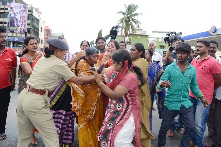 ಮುಂದುವರಿದ ಅಂಬರೀಷ್ ಅಭಿಮಾನಿಗಳ ಪ್ರತಿಭಟನೆ