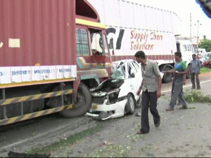 ನೆಲಮಂಗಲದ ಬಳಿ ಕಂಟೇನರ್ -ಕಾರು  ಡಿಕ್ಕಿ ; ಆರು ಸಾವು