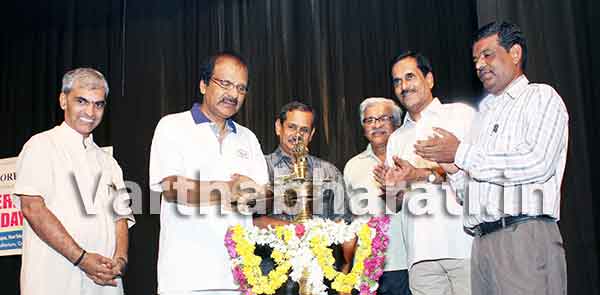 ಯೋಗ ಮನಸ್ಸು ಮತ್ತು ದೇಹದ ಹತೋಟಿಗೆ ಸಹಕಾರಿ: ಪ್ರೊ.ಕೆ.ಬೈರಪ್ಪ