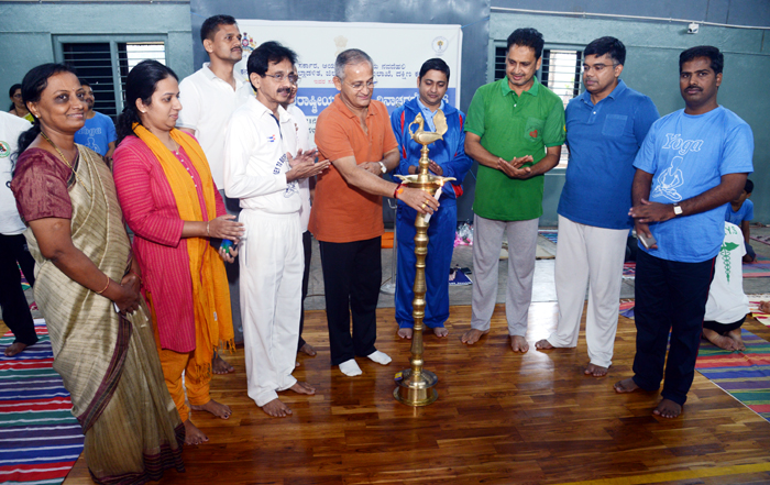 ದ.ಕ.: ಯೋಗ ದಿನಾಚರಣೆಯಲ್ಲಿ ಅಧಿಕಾರಿಗಳು, ರಾಜಕಾರಣಿಗಳು