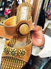 ‘ಓಂ’ ಚಿಹ್ನೆಯ ಚಪ್ಪಲಿ ಮಾರುತ್ತಿದ್ದಾತ ದೈವನಿಂದನೆ ಕಾನೂನಿನಡಿ ಬಂಧನ