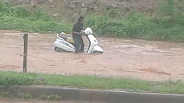 ನದಿಯಾಗಿ ಮಾರ್ಪಟ್ಟ ತುಂಬೆಯ ರಾಷ್ಟ್ರೀಯ  ಹೆದ್ದಾರಿ