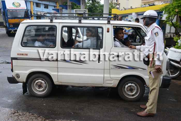 ಟ್ರಾಫಿಕ್ ಪೊಲೀಸರಿಂದ ಶಾಲಾ, ಕಾಲೇಜು ವಾಹನಗಳ ತಪಾಸಣೆ