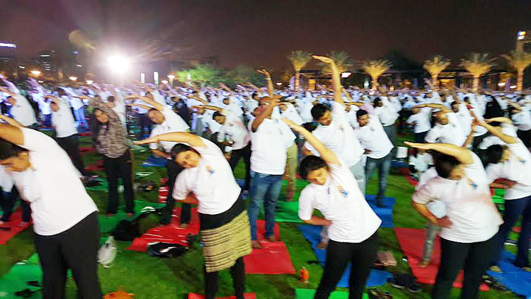 ಅಬುಧಾಬಿ: ಯೋಗ ಕಾರ್ಯಕ್ರಮದಲ್ಲಿ ಭಾಗವಹಿಸಿದ ಭಾರೀ ಜನಸಮೂಹ!
