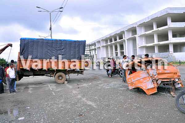 ಹಾಸನ: ಢಿಕ್ಕಿಯ ರಭಸಕ್ಕೆ ಇಬ್ಭಾಗವಾದ ಲಾರಿ