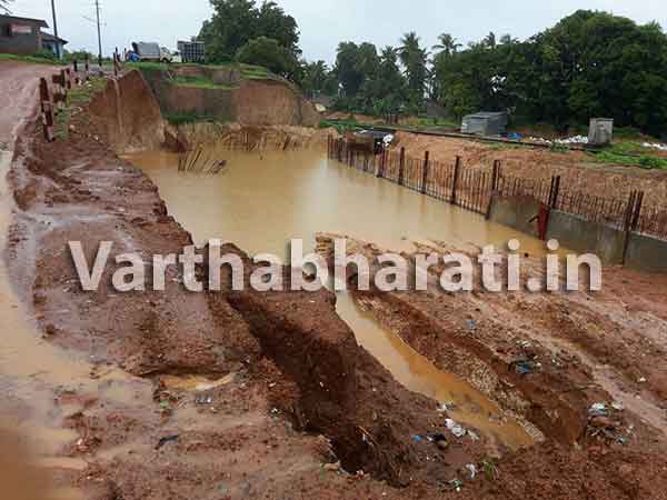 ಜೋಕಟ್ಟೆಯ ರೈಲ್ವೆ ಅಂಡರ್ ಪಾಸ್ ಕಾಮಗಾರಿಯಿಂದಾಗಿ ಭೂಕುಸಿತ: ಆತಂಕದಲ್ಲಿ ಜನರು