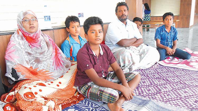 ಕೇರಳ ಬಸ್‌ಸ್ಟ್ಯಾಂಡ್‌ನಲ್ಲಿ ಬರ್ಮೀಸ್ ಕುಟುಂಬ