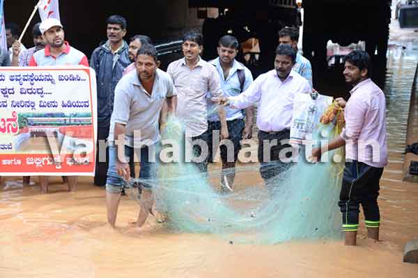 ಪಡೀಲ್‌ನ ರೈಲ್ವೆ ‘ಕೆರೆ’ಯಲ್ಲಿ ಮೀನು ಹಿಡಿದ ಸಾರ್ವಜನಿಕರು!