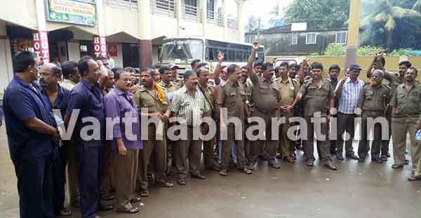 ಕಾರವಾರ: ಬಸ್ ಸಿಬ್ಬಂದಿ ಮೇಲಿನ ಹಲ್ಲೆ ಖಂಡಿಸಿ ಪ್ರತಿಭಟನೆ