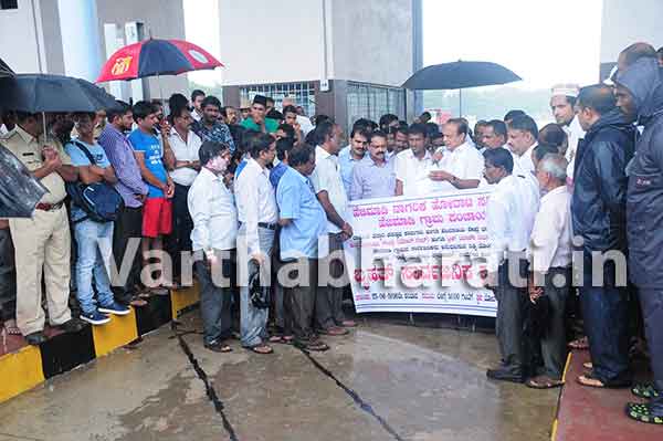 ಹೆಜಮಾಡಿ: ಟೋಲ್‌ಗೇಟ್ ವಿರುದ್ಧ ಪ್ರತಿಭಟನೆ; ಸಮಸ್ಯೆ ಪರಿಹಾರಕ್ಕೆ ಒತ್ತಾಯ