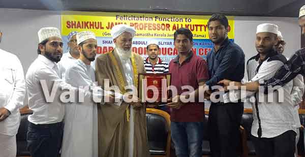 ದುಬೈ: ದಾರುನ್ನೂರ್ ವತಿಯಿಂದ ಶೈಖುನಾ ಅಲಿಕುಟ್ಟಿ ಉಸ್ತಾದ್‌ರಿಗೆ ಸನ್ಮಾನ