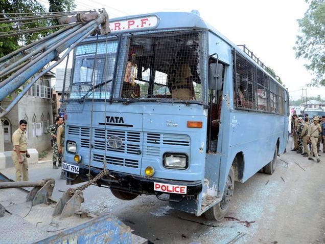 ಕಾಶ್ಮೀರ:ಸಿಆರ್‌ಪಿಎಫ್ ಬಸ್‌ನ ಮೇಲೆ ಭಯೋತ್ಪಾದಕರ ದಾಳಿ;ಎಂಟು ಯೋಧರ ಸಾವು,ಇಬ್ಬರು ಉಗ್ರರ ಹತ್ಯೆ