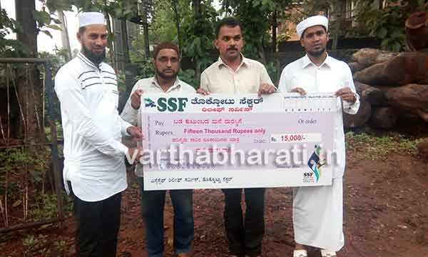 ಉಳ್ಳಾಲ: ಬಡ ಕುಟುಂಬದ ಮನೆ ದುರಸ್ತಿಗೆ ಚೆಕ್ ವಿತರಣೆ