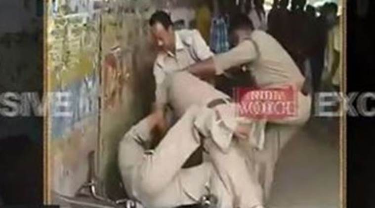 ಲಂಚದ ಹಣಕ್ಕಾಗಿ ಪೊಲೀಸರೊಳಗೆ ಬೀದಿಯಲ್ಲೇ ಮಾರಾಮಾರಿ