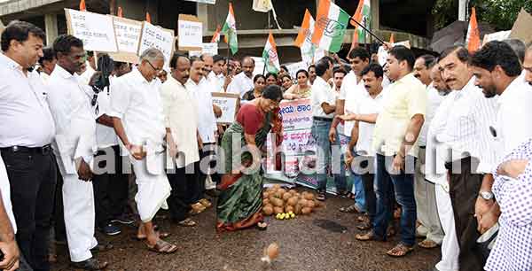 ಪುತ್ತೂರು: ಕೇಂದ್ರ ಸರಕಾರದ ವಿರುದ್ಧ ಕಾಂಗ್ರೆಸ್‌ನಿಂದ ಪ್ರತಿಭಟನೆ