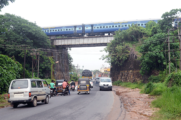 ಪಡೀಲ್ ರೈಲ್ವೆ ಮೇಲ್ಸೇತುವೆಯಿಂದ ಮಲಮೂತ್ರ ಸಿಂಚನ!