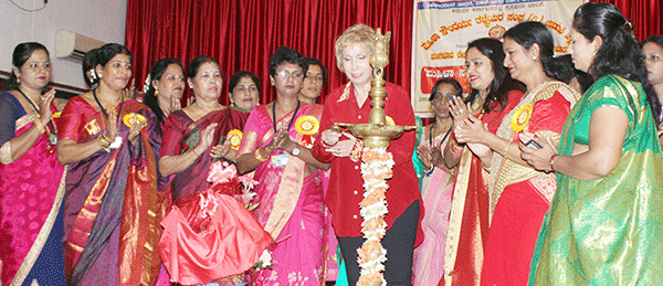 ಸೌಂದರ್ಯ ತಜ್ಞೆಯರಿಂದ ಮಹಿಳೆಯರಲ್ಲಿ ಆತ್ಮವಿಶ್ವಾಸ: ಡಾ.ಬ್ಲೋಸಂ