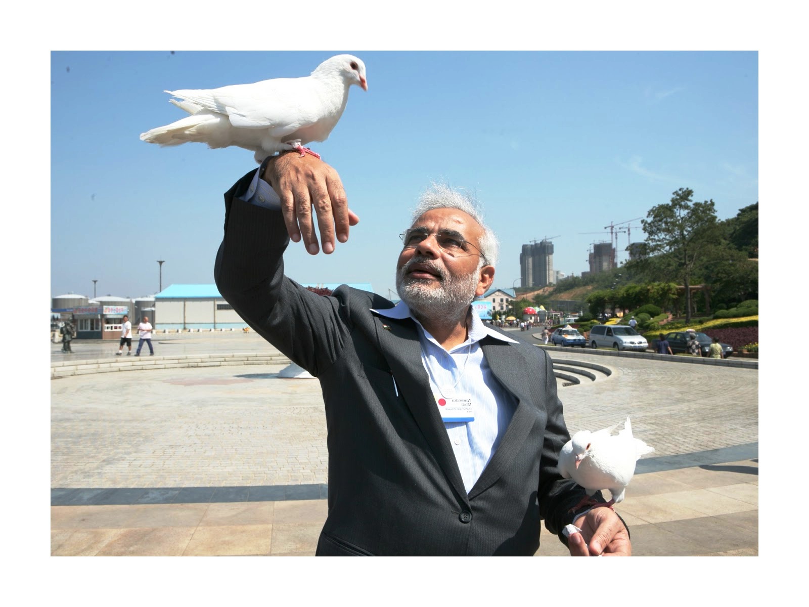 ಹಾರುತ್ತಿರುವ ಹಕ್ಕಿಗಾಗಿ ಕೈಯಲ್ಲಿದ್ದ ಹಕ್ಕಿಯನ್ನು ಚೆಲ್ಲಿದ ಮೋದಿ