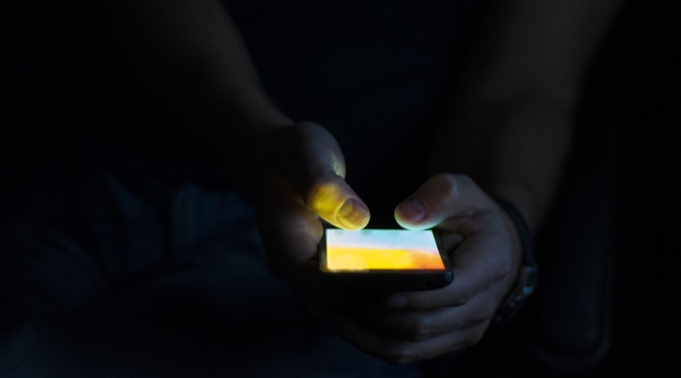 ಕತ್ತಲಲ್ಲಿ ಮೊಬೈಲ್ ಫೋನ್ ಬಳಕೆ ಅಂಧತ್ವಕ್ಕೆ ಆಹ್ವಾನ!