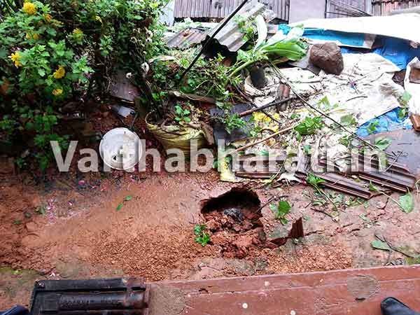 ನೆಕ್ಕಿಲಾಡಿ: ಭಾರೀ ಗಾಳಿ, ಮಳೆಗೆ ಭೂಕುಸಿತ