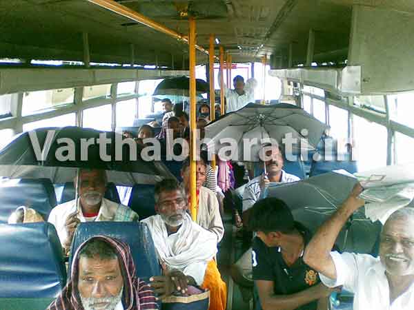 ಇಲ್ಲಿ ಛತ್ರಿ ಹಿಡಿದೇ ಪ್ರಯಾಣಿಸಬೇಕು....ಬಸ್ಸಿನೊಳಗೆ!