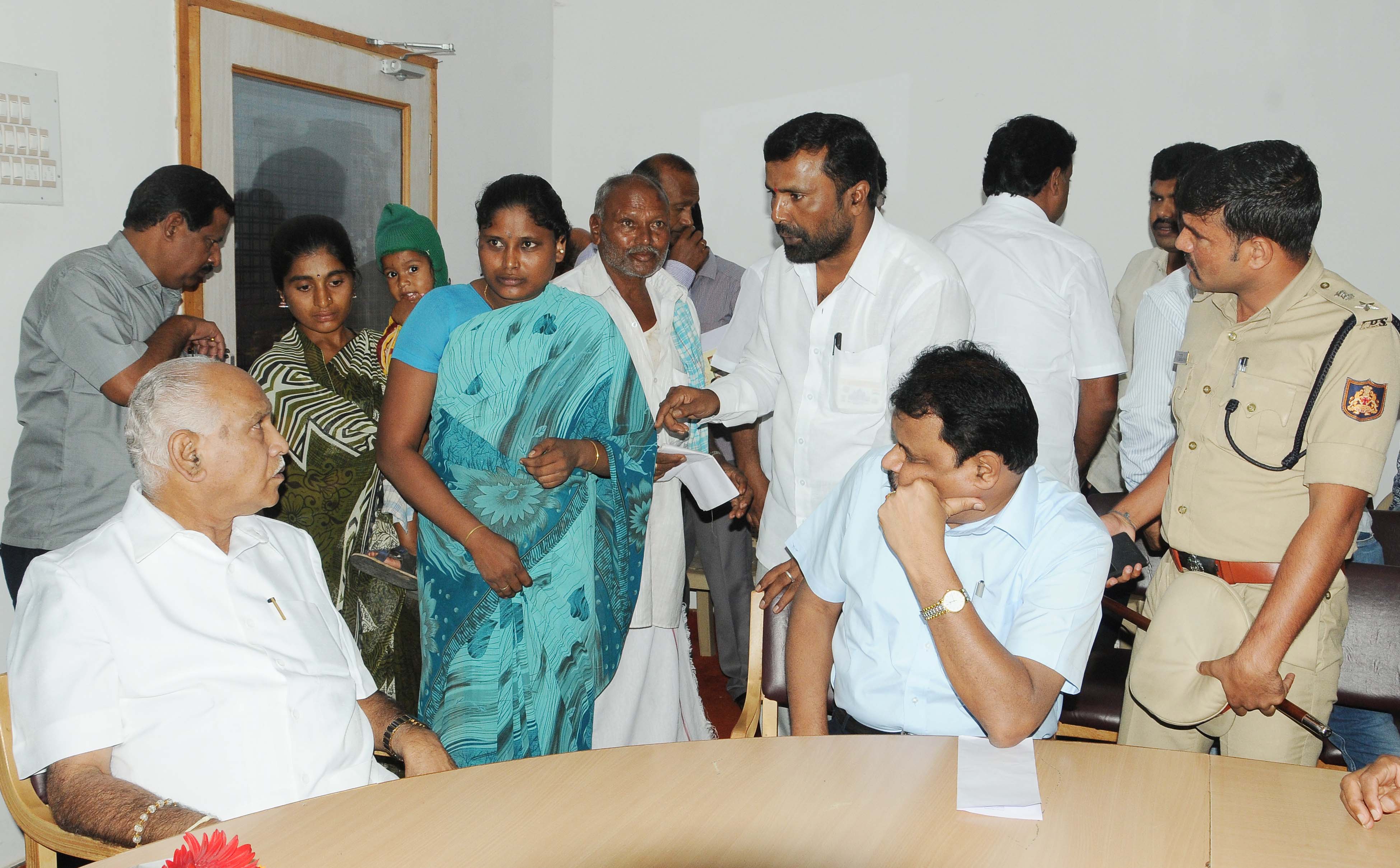 ರಾತ್ರಿ ಉಳುಮೆ ಮಾಡುತ್ತಿದ್ದಾರೆಂದು ಟ್ರ್ಯಾಕ್ಟರ್ ವಶಕ್ಕೆ