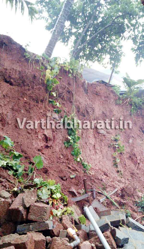 ಬೆಳ್ತಂಗಡಿ: ಧರೆ ಕುಸಿತ; ಮನೆ ಅಪಾಯದಲ್ಲಿ