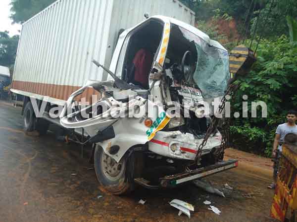 ಬಸ್-ಲಾರಿ ಮುಖಾಮುಖಿ ಢಿಕ್ಕಿ: 12 ಮಂದಿಗೆ ಗಂಭೀರ ಗಾಯ