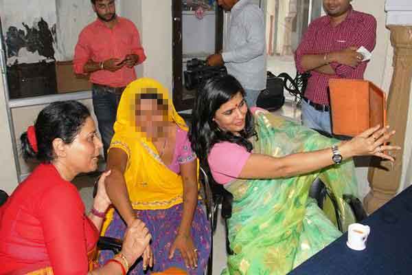 ಅತ್ಯಾಚಾರ ಸಂತ್ರಸ್ತೆಯೊಂದಿಗೆ ಸೆಲ್ಫಿ ತೆಗೆದುಕೊಂಡ ಮಹಿಳಾ ಆಯೋಗದ ಸದಸ್ಯೆ