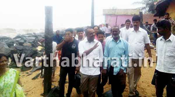 ಉಳ್ಳಾಲ: ಕಡಲ್ಕೊರೆತದಿಂದ ಹಾನಿಯಾದ ಪ್ರದೇಶಗಳಿಗೆ ಸಚಿವ ಖಾದರ್ ಭೇಟಿ
