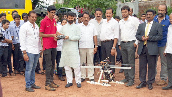 ವಿಕಾಸ್ ಕಾಲೇಜಿನಲ್ಲಿ ಡ್ರೋಣ್ ಮೂಲಕ ಬೀಜ ಬಿತ್ತನೆ