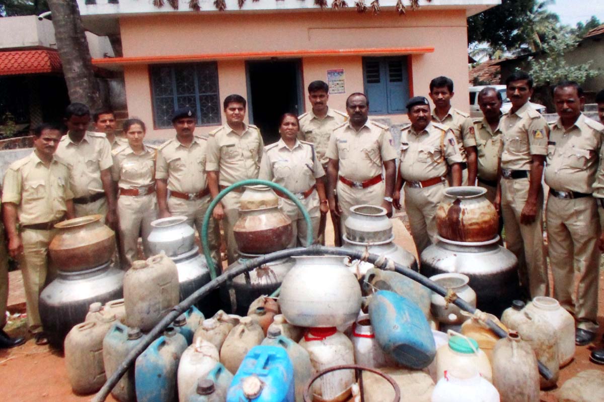 ಆರೋಪಿಗಳು ಪರಾರಿ, ಸೊತ್ತು ವಶ