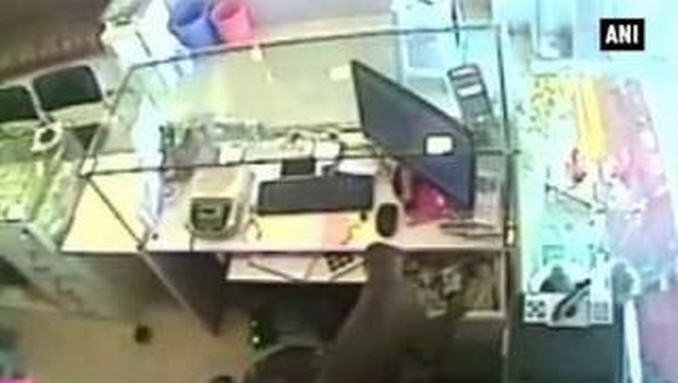 ಕೋತಿಯಿಂದ ಅಂಗಡಿಗೆ ನುಗ್ಗಿ ಹಣ ದರೋಡೆ