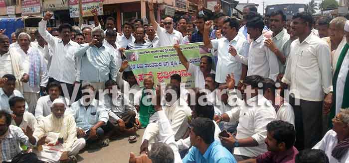 ಮುಂಡಗೋಡ: ಕೃಷಿ ವಿಮಾ ಕಂಪನಿ ವಿರುದ್ಧ ಪ್ರತಿಭಟನೆ