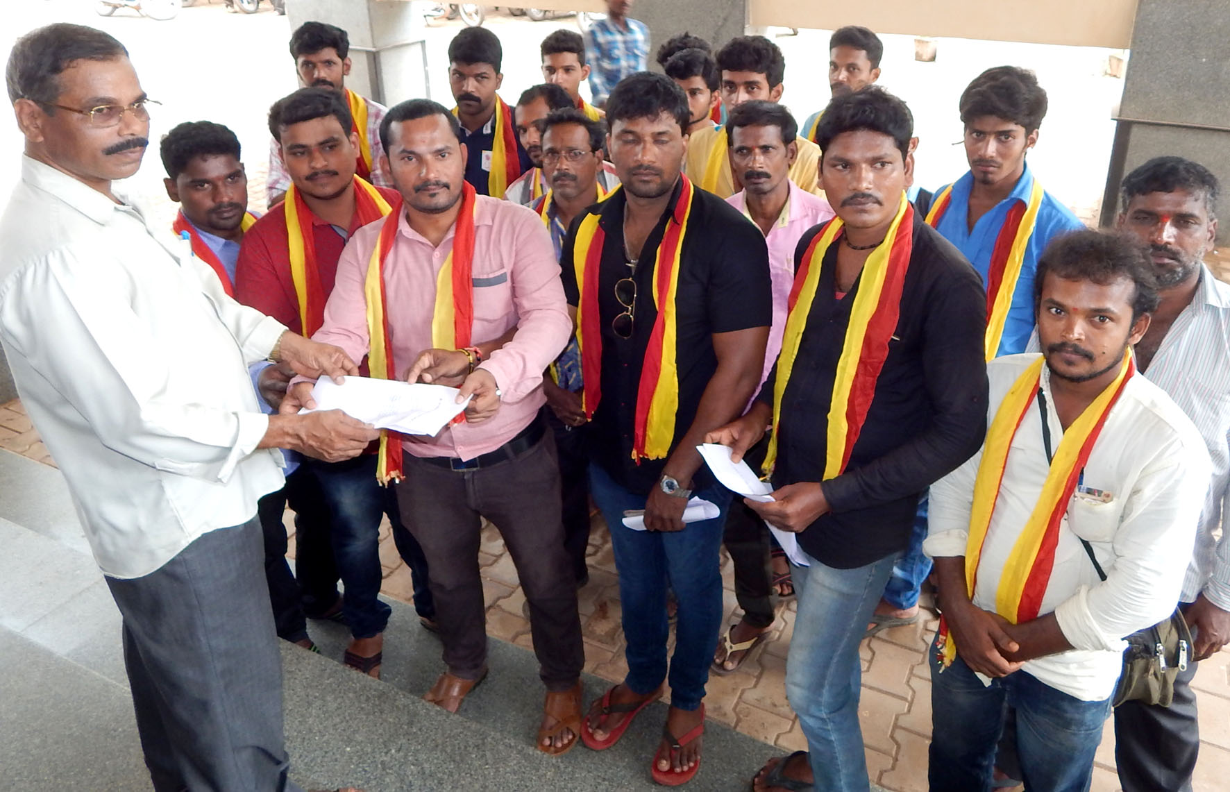 ಬೇಡಿಕೆ ಈಡೇರಿಸಲು ಆಗ್ರಹಿಸಿ ಮನವಿ